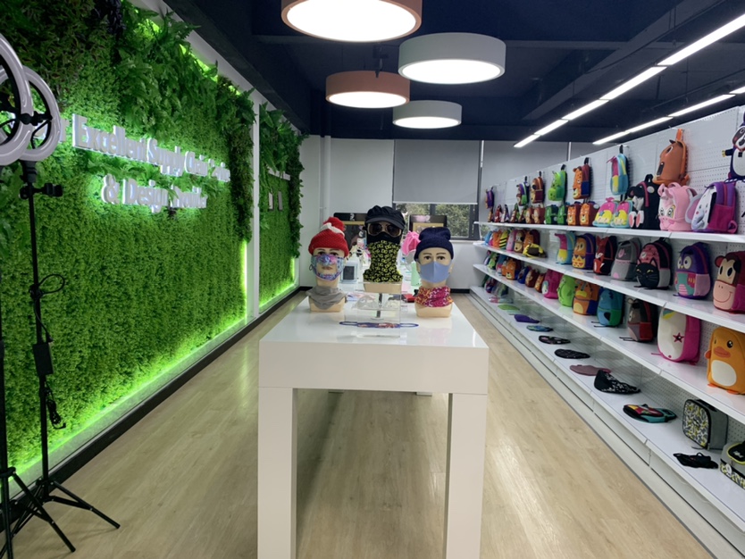 Popolnoma nov razstavni salon izdelkov s kvadratnimi metri