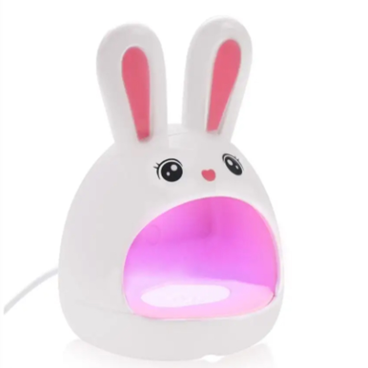 Kako svetilka za nohte vpliva na standarde profesionalne manikure po vsem svetu?