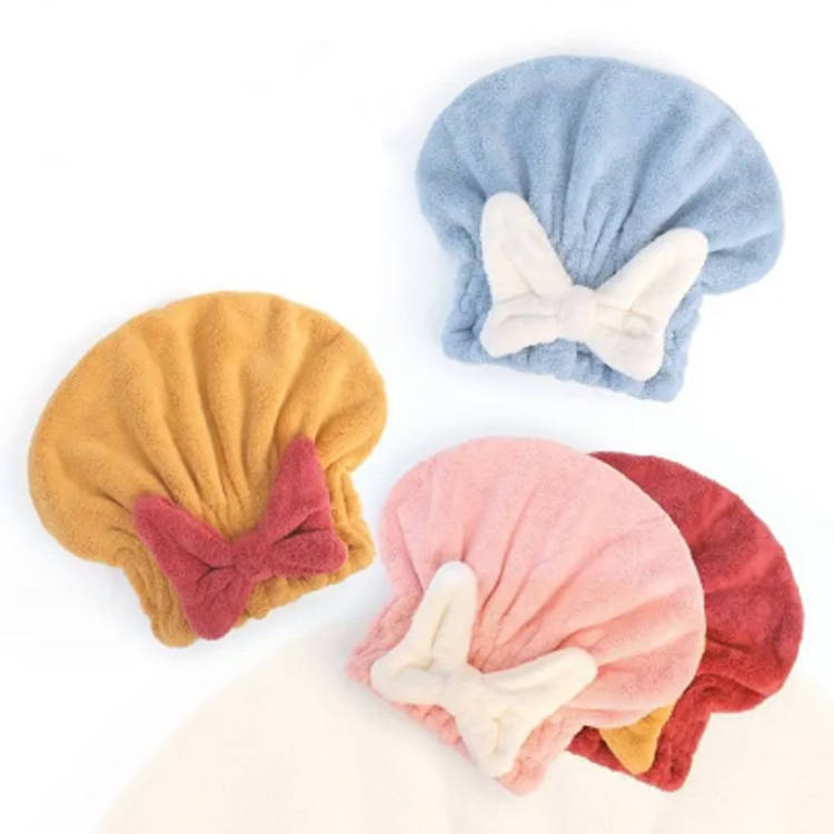 Sušenje las iz mikrovlaken s prembastim tuš kapo lase turban