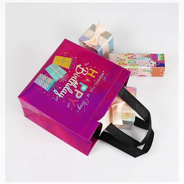 Netkane rojstnodnevne torbe različnih velikosti, barvno usklajene